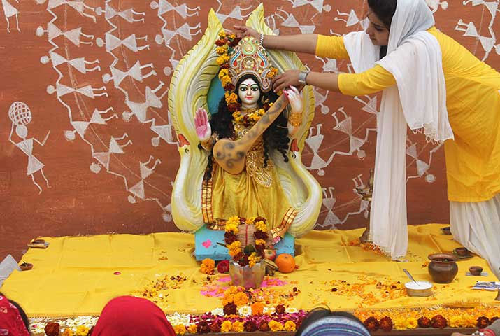 /media/k2/galleries/58937/Saraswati-Puja-01