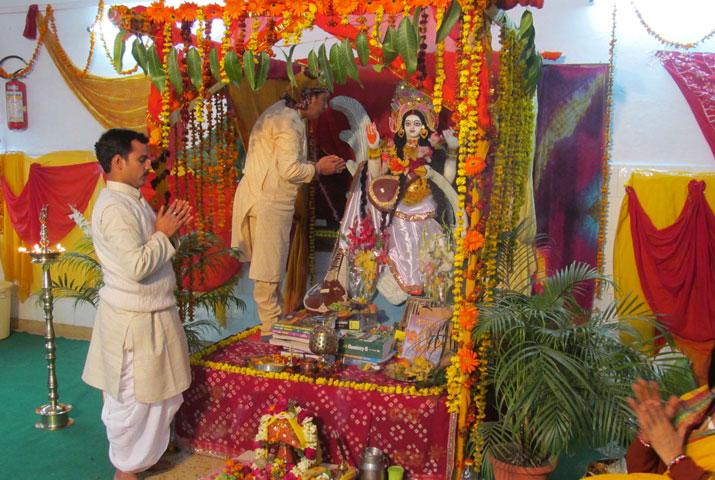 /media/k2/galleries/58937/Saraswati-Puja-02